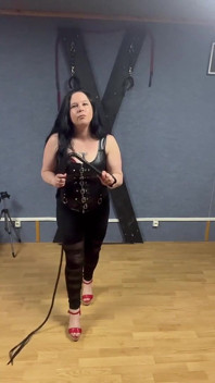 Maitresse Clara Et Son Fouet