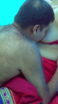 India tuvo sexo duro con el sirviente porque su marido no podía hacer nada.