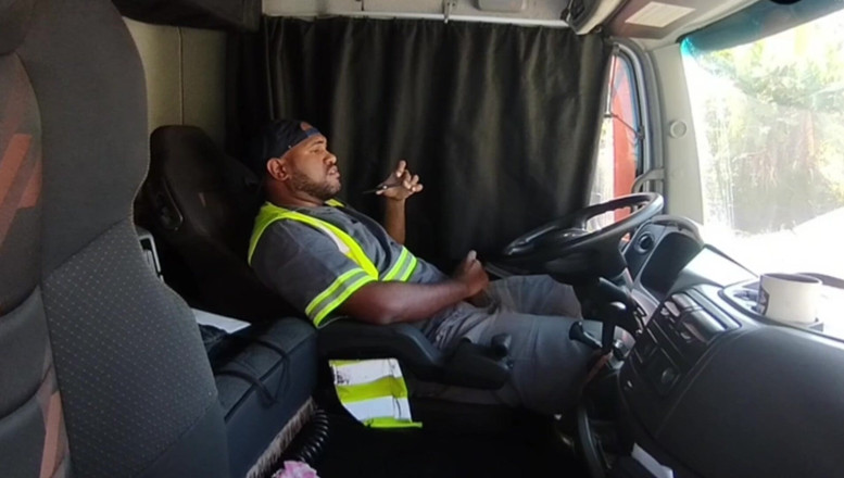 TheBlacKHunterr: В обід я усередині вантажівки