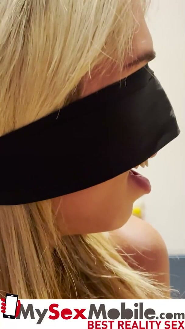 MySexMobile: La bionda francese megane lopez lecca il culo e lo...
