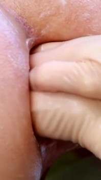 Đút nắm tay vào lỗ hậu trong phòng tập thể - đút đôi vào mông nô lệ của các chàng trai
