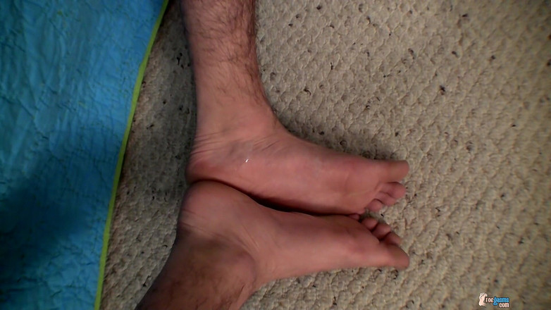 Toegasms: Mengintip air mani di atas kakinya