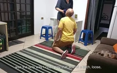 कर्जे से परेशान पति घर से भागकर आया और अपनी पत्नी को लोन शार्क के साथ अकेला छोड़ दिया।