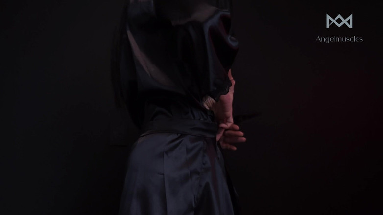 Angelmuscles: Silk Robe Tease: giusto il necessario per farti amare di...