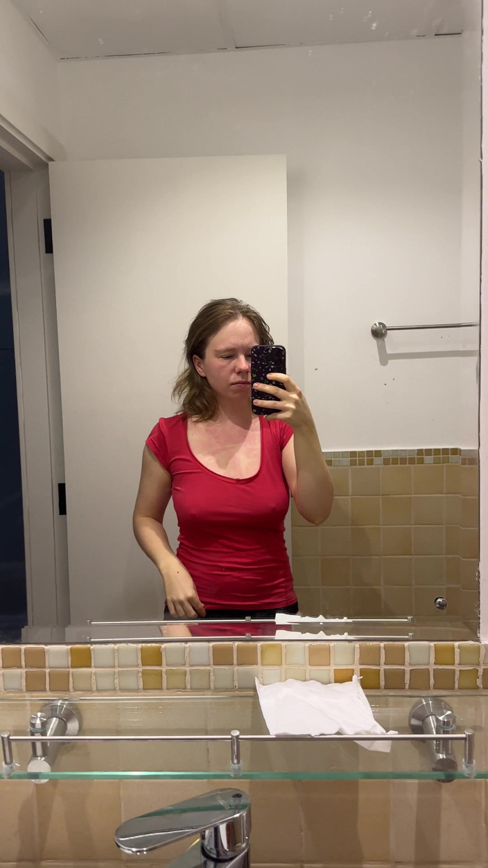 SweetLucy96: आप उसकी टी-शर्ट के माध्यम से उसके बड़े निपल्स देख सकते हैं