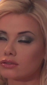 Caylin Curtis blond tonåring med stora tuttar är ensam och fingrar hennes fitta med en sexleksak # 4