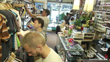 Bound in public: Yaraklı adam giyim mağazasında grup seks yapıyor