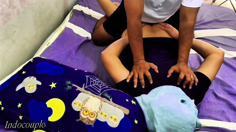 Indo Couple: Zmysłowy salon masażu, w którym seksowna dziewczyna w kebaya i...