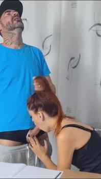 Sekreter teslimatçıya gösteriş veriyor!