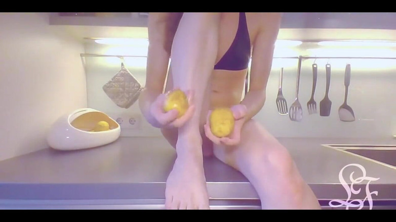 Lina Free: Tomando papas cada vez más grandes en mi culo!