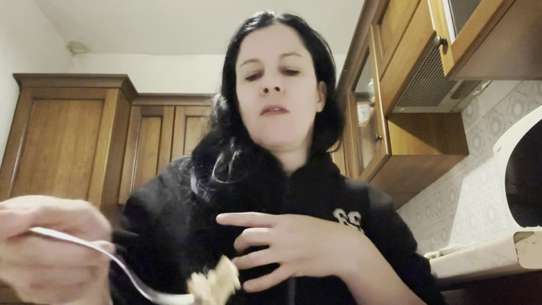 Bergami Melissa: 鶏をむさぼり食って君の感性を驚かせる