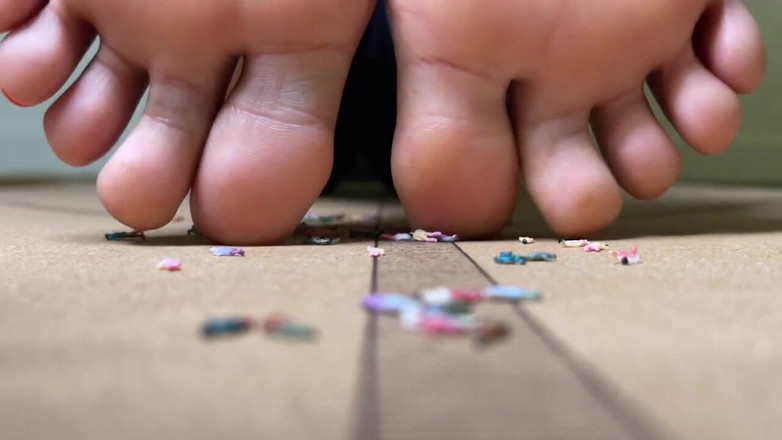 Pink Foxx: ヨガマットの上の小さな人々を粉砕する巨大娘