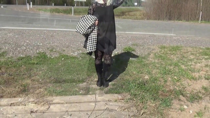 Nylon-Heels: Gagică obraznică pe drum