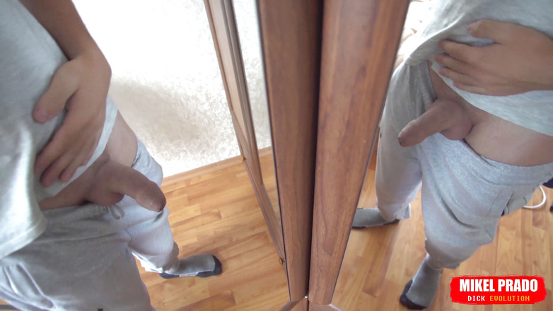 Mikel Prado: Lelaki bergambar bogel di hadapan cermin