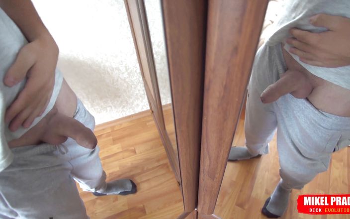 Paradox Prado: Typ posiert nackt vor dem spiegel