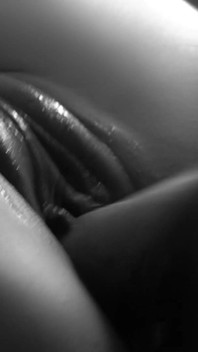 Du sperme coule de la chatte baisée de ma femme