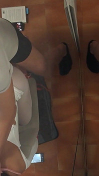 MILF attachée sur une chaise et baisée dans la bouche et la chatte