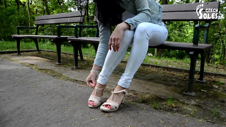 Czech Soles - foot fetish content: Sandálias de salto alto no parque