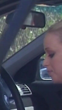 Hot Fucking Dalam Lif Dengan Pelacur MILF
