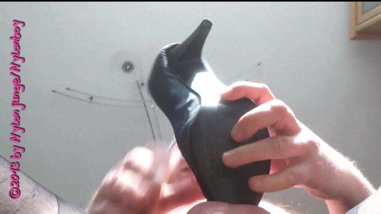 Carmen_Nylonjunge: Fuck black toes