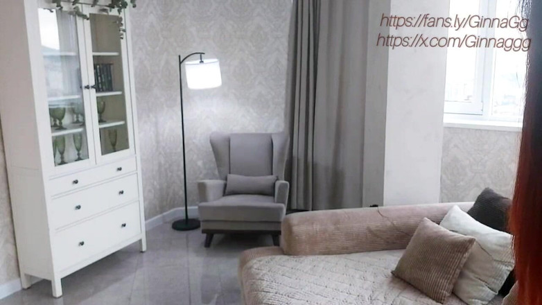 GinnaGg: कुर्सी पर बैठी महिला अपनी उंगलियों से खुद को संतुष्ट कर रही है