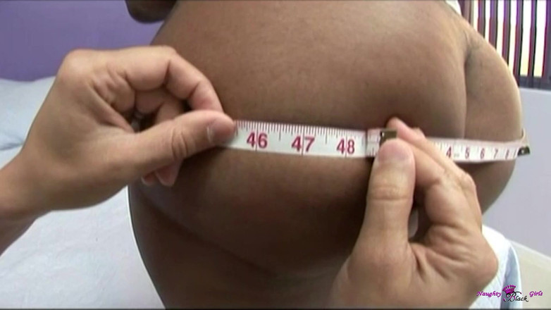 Naughty Black Girls: Cette salope noire sait utiliser son gros cul pour se...