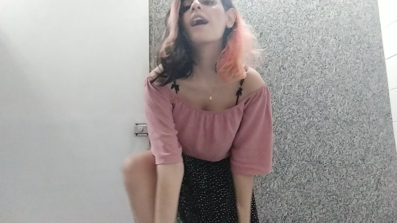 Ms Candy Bunny: Expunere într-o baie de stat