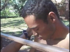 Shemale videos: Shemale geneukt door latino in het bos