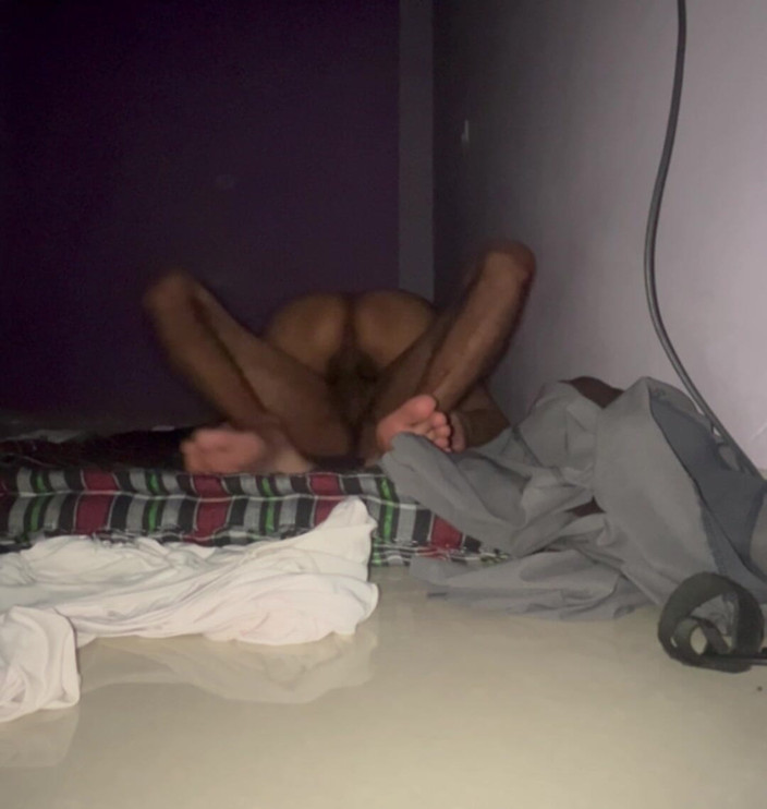 Rishi: インド人既婚の大きなお尻の美しい家主がテナントの部屋に来て、夜に彼のチンポに乗るマットレスの上で乱暴なセックス大声でヒンディー語が汚い