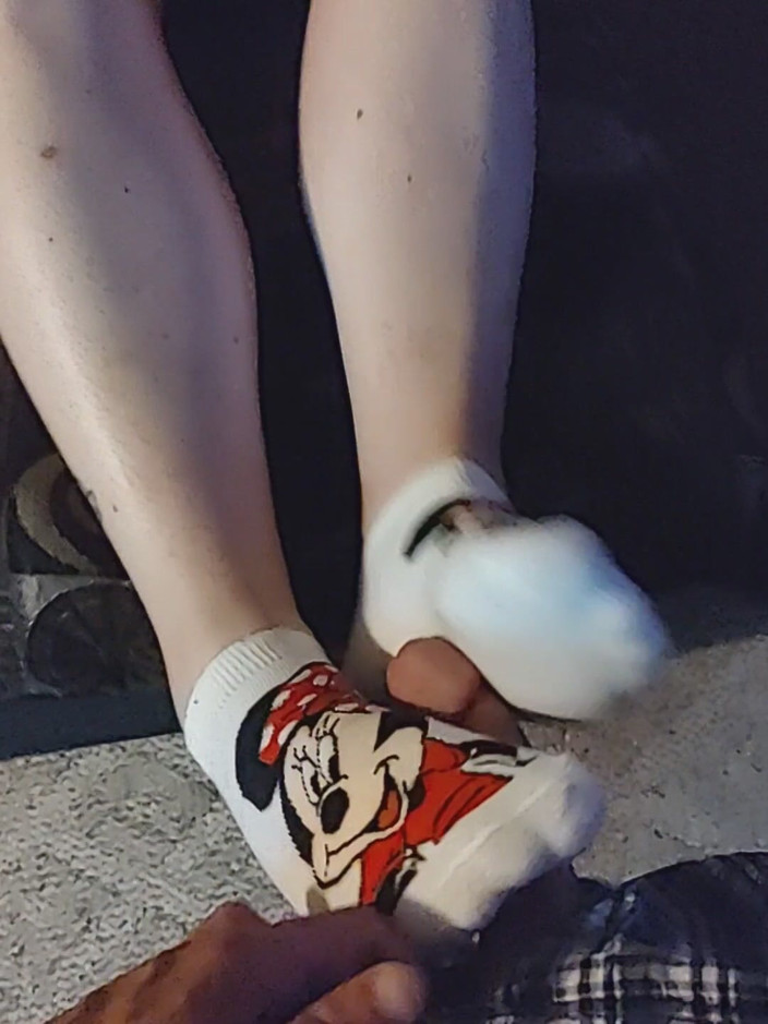 SocksAddict69: Sockjob - minnie mouse sock sega con i piedi - sega gialla...