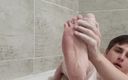 Dustins: Molliger junge masturbiert in der badewanne