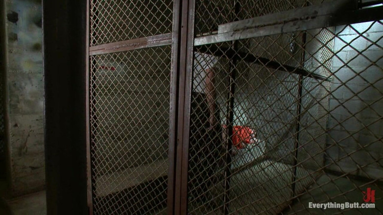 Everything Butt by Kink: Jolie en prison