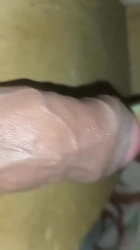 Il pene peloso e piccolo ha bisogno di una succhiata