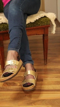 Nylons & Skinny Jeans - Bungelend in Klassieke Sandalen