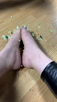 Él se toma la comida gracias a mis pies...