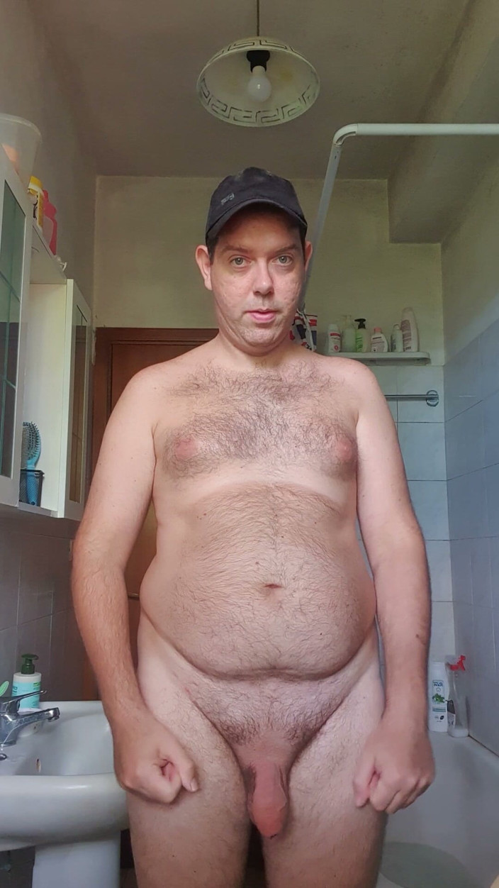 Mirko2589: Naakt in de badkamer met hoed