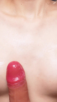 Blondie met een buttplug in haar anus houdt ervan om zich af te trekken tot hij op haar borsten en gezicht klaarkomt!