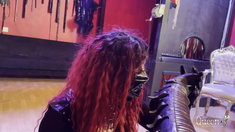 Dominatrix Frida: 노예의 젖탱이를 빨아주는 여주인