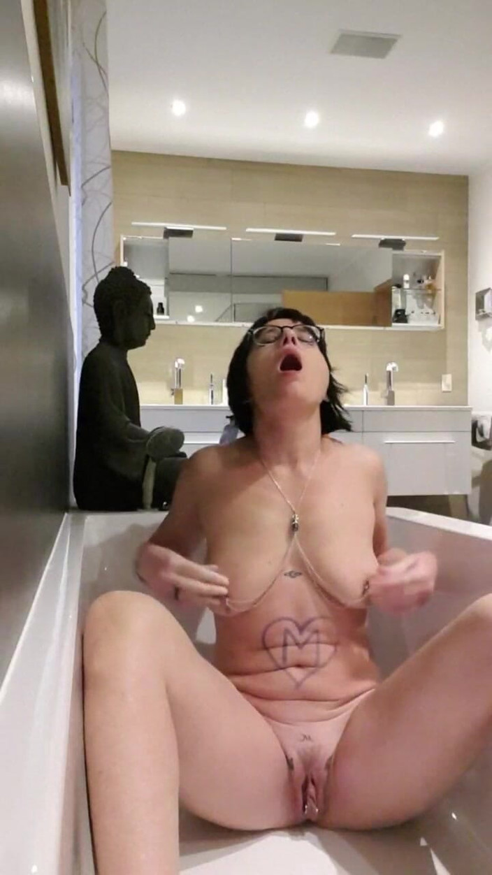 JulieEroticDress: 用glas假阳具潮吹