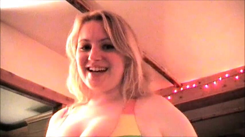 Red Heaven Media: Amber尝试她最喜欢的玩具！