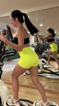 Geiles Fitness-schätzchen: Arsch-training in nahaufnahme