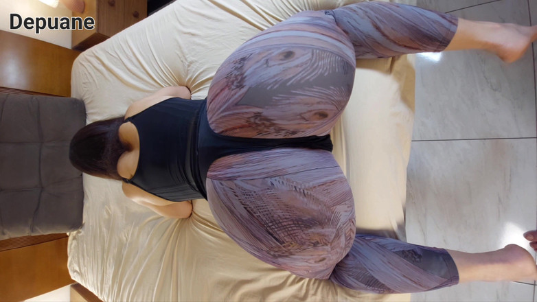 Depuane: 쪼이는 요가 바지를 입은 POV 핫한 마누라의 큰 엉덩이