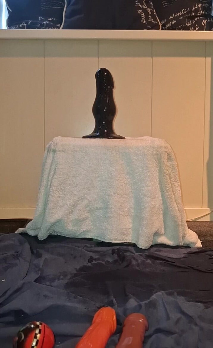 NoFace Twink X: Sólo gay anální hra - obrovské dildo a pissing orgasmus