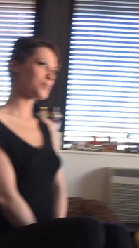 Nikita Bellucci ve egemen syre, edepsiz hatun lezbiyenler kanepede eğleniyor