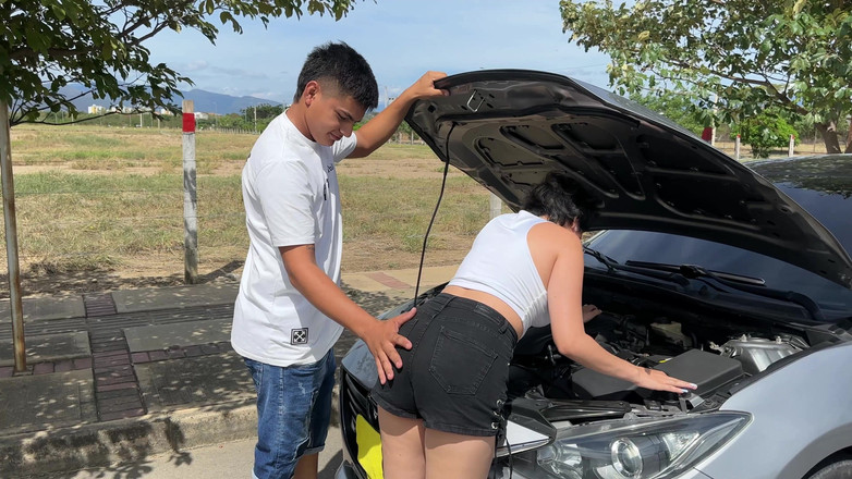 ManuelaAlvarez: Ik vind een meisje met haar auto gestrand, dus ik...