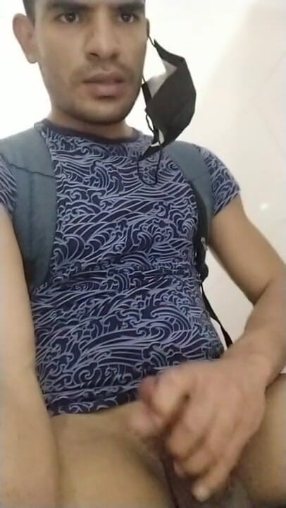 trebol_Jess: Mladá gay latinoameričanka v koupelně