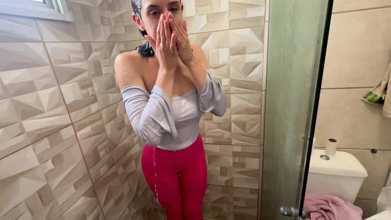 Shamelesscouple: Prendre une douche avec des vêtements