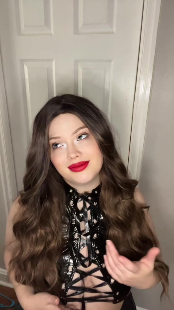 Youdreamgirl123: MILF zahýbá svému šukačce kamarádovi s motorkářským gangem Role Play