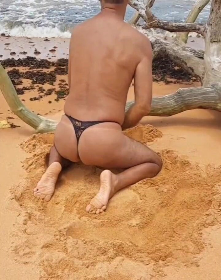 Ladysilvas: Ladysilva在海滩上脱下内裤，炫耀她晒黑的热辣屁股
