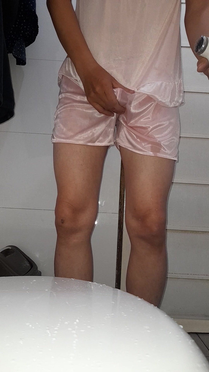 Naomisinka: Éjaculation dans un ensemble de vêtements de nuit en satin...